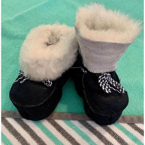 Cozy Lambskin Baby Toddler Booties: Soft Suede, Fur Lining for Warmth, Comfort - Picture 4 of 4